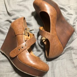 Women’s close toe Soda wedges
